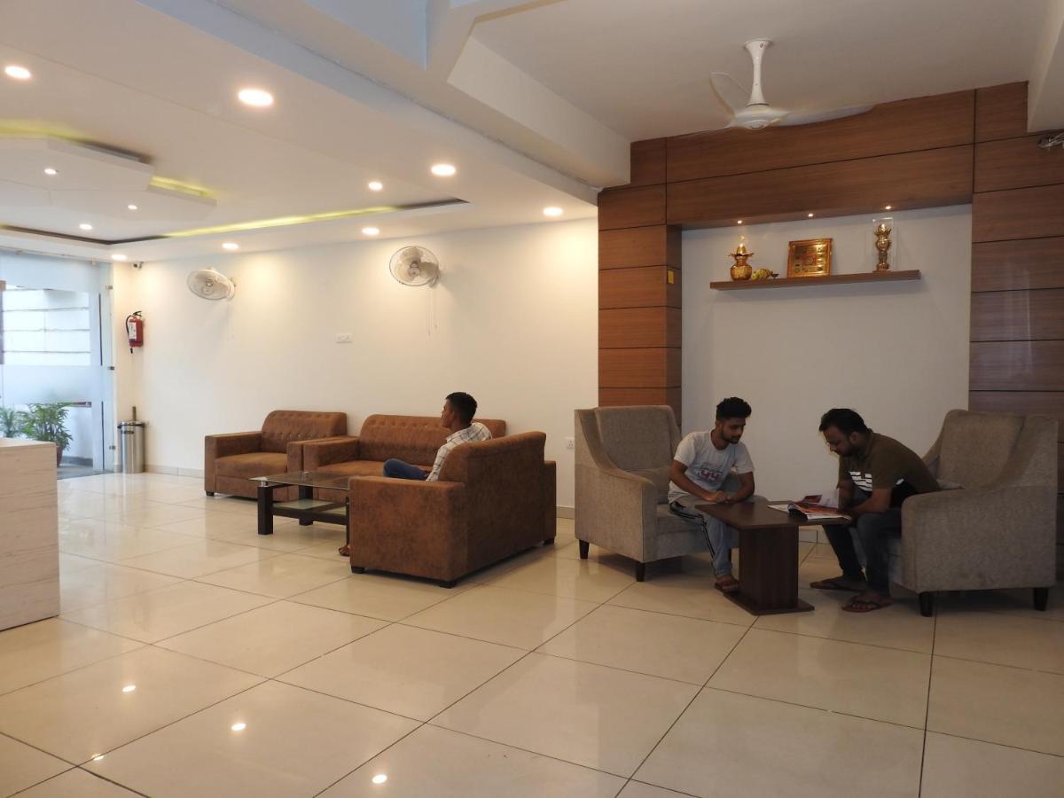 Hotel Aakash Residency Дехрадун Екстериор снимка