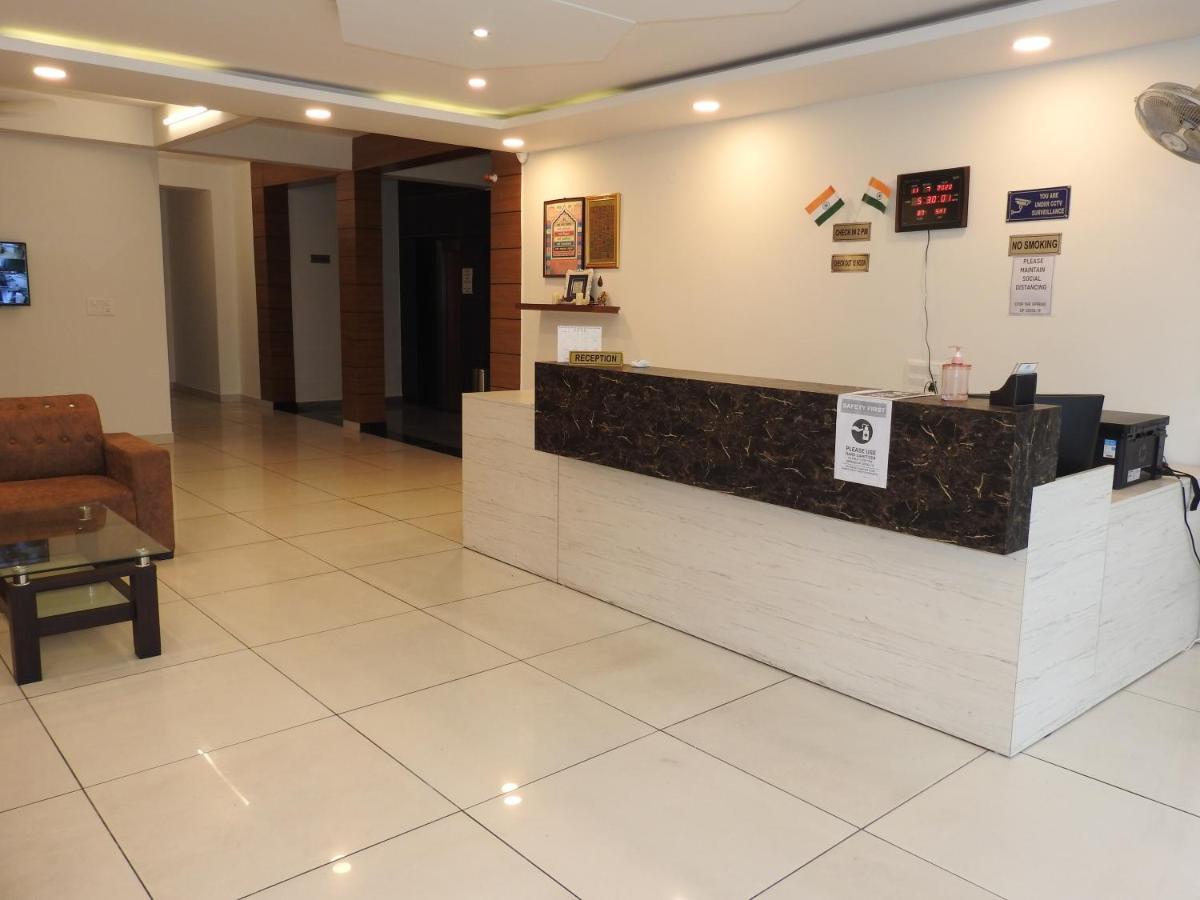 Hotel Aakash Residency Дехрадун Екстериор снимка