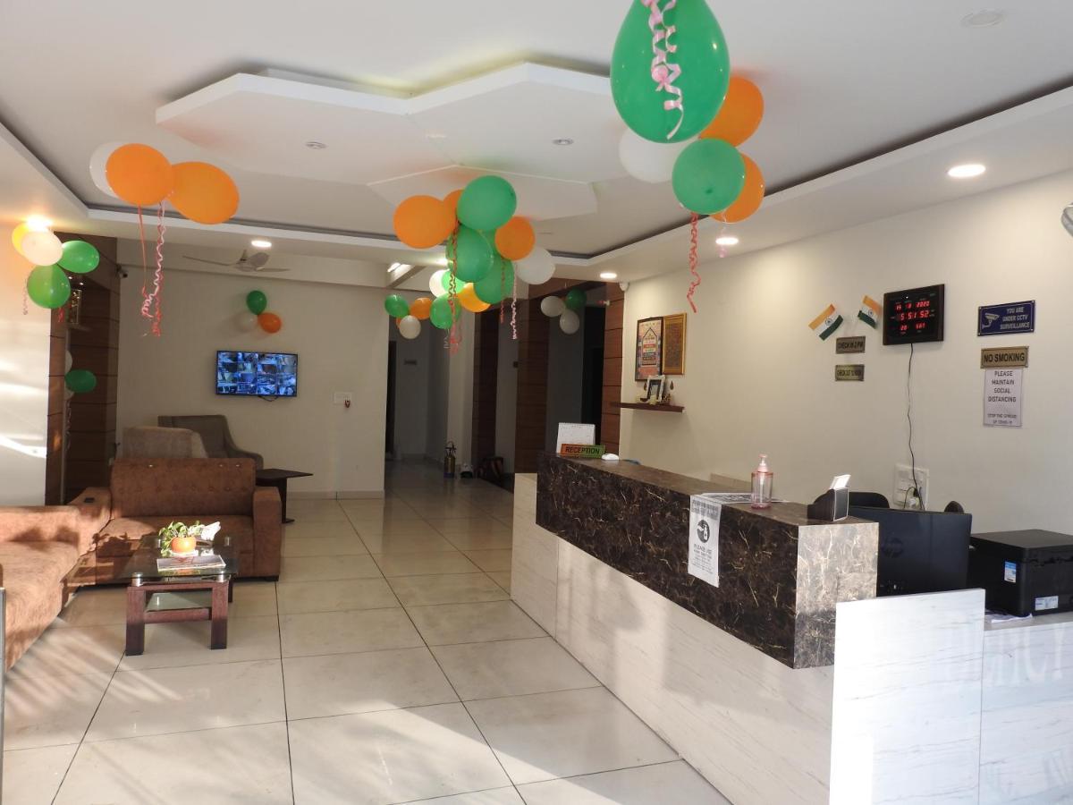 Hotel Aakash Residency Дехрадун Екстериор снимка