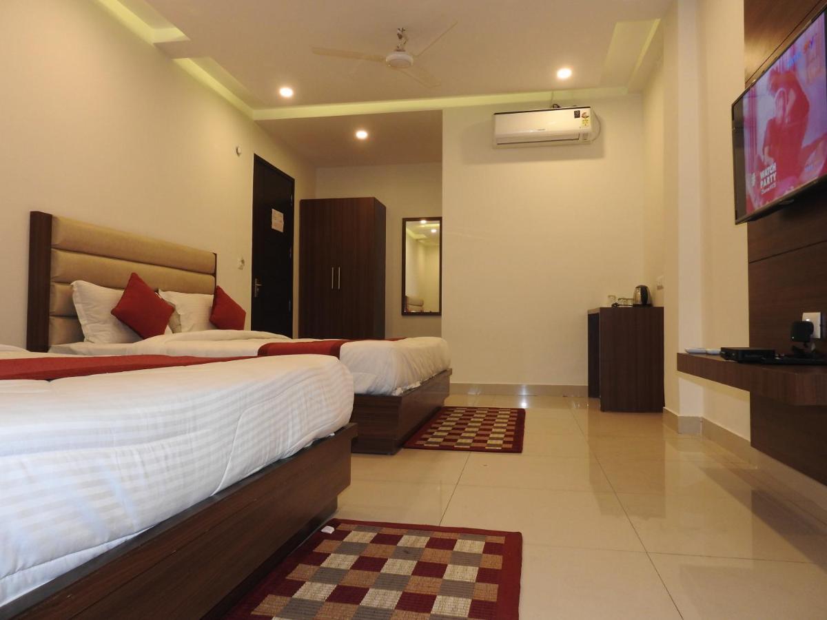 Hotel Aakash Residency Дехрадун Екстериор снимка