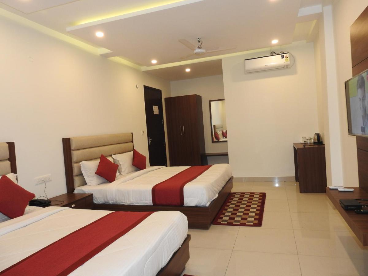 Hotel Aakash Residency Дехрадун Екстериор снимка