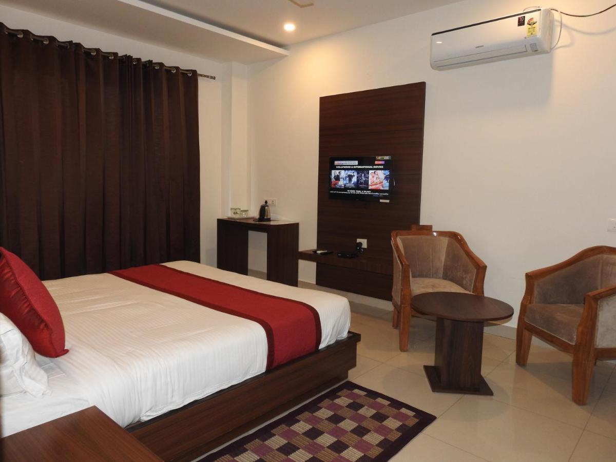 Hotel Aakash Residency Дехрадун Екстериор снимка