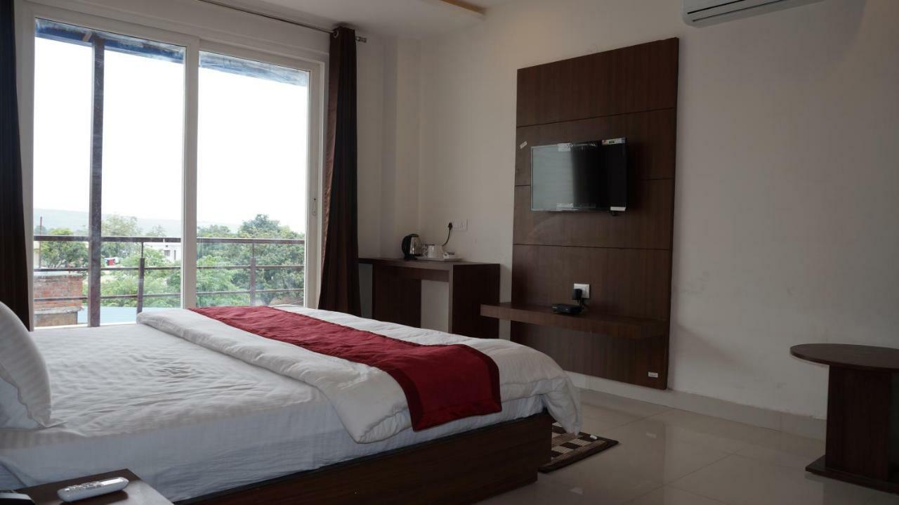 Hotel Aakash Residency Дехрадун Екстериор снимка