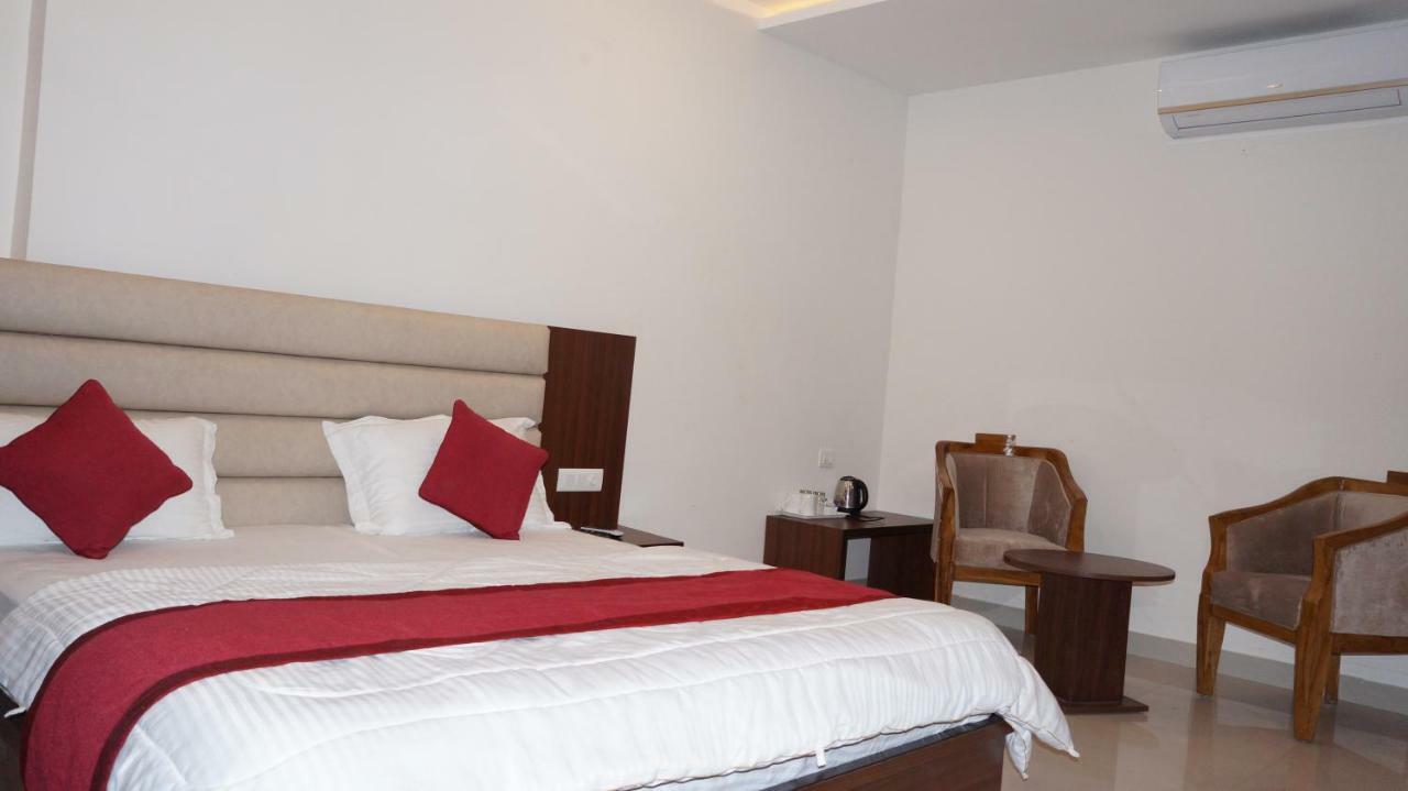 Hotel Aakash Residency Дехрадун Екстериор снимка