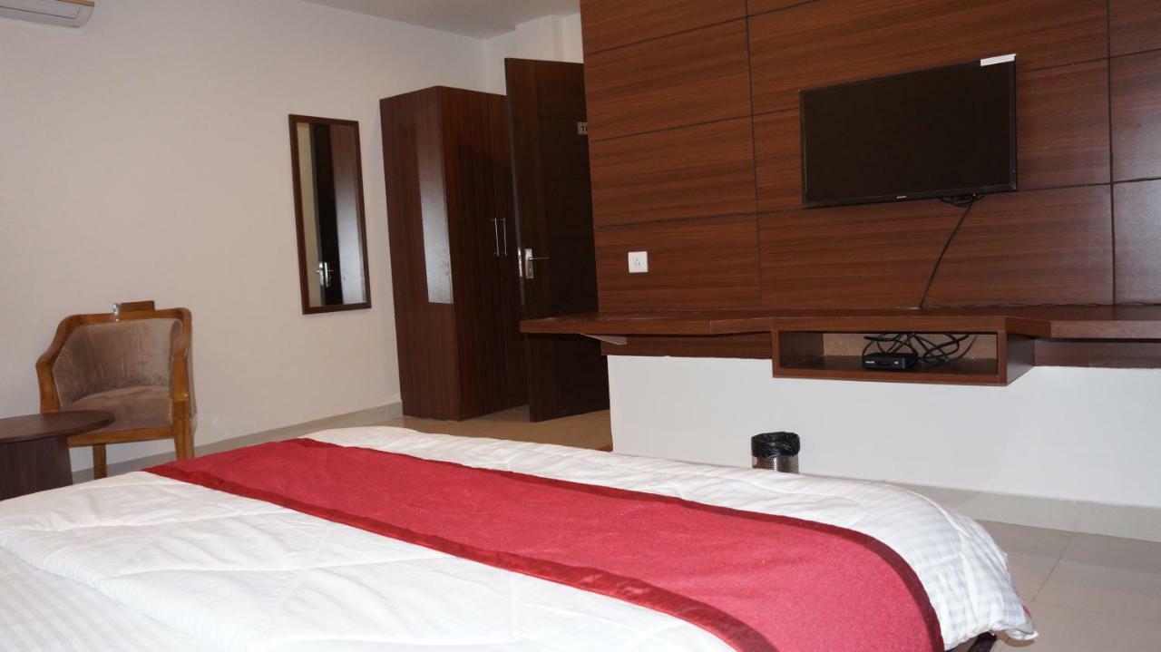 Hotel Aakash Residency Дехрадун Екстериор снимка
