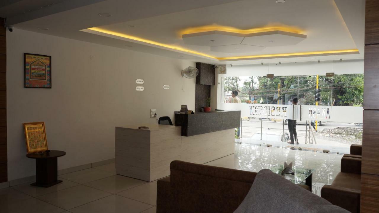 Hotel Aakash Residency Дехрадун Екстериор снимка
