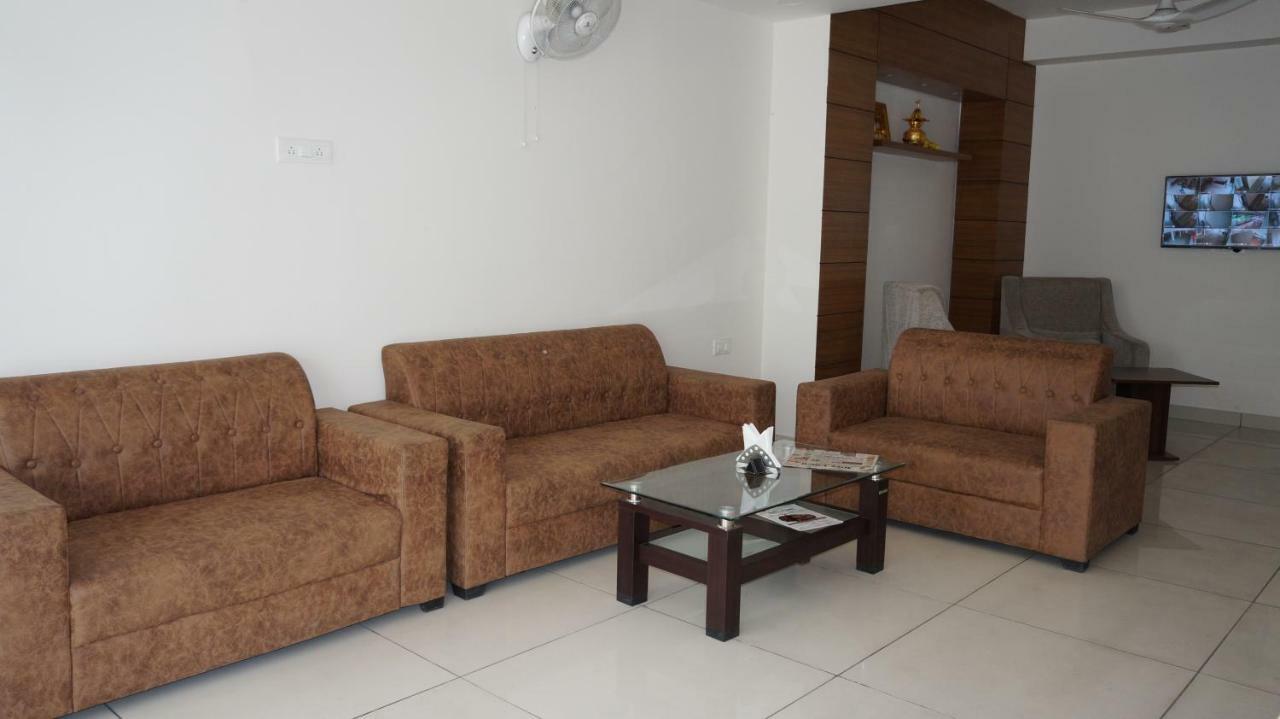 Hotel Aakash Residency Дехрадун Екстериор снимка